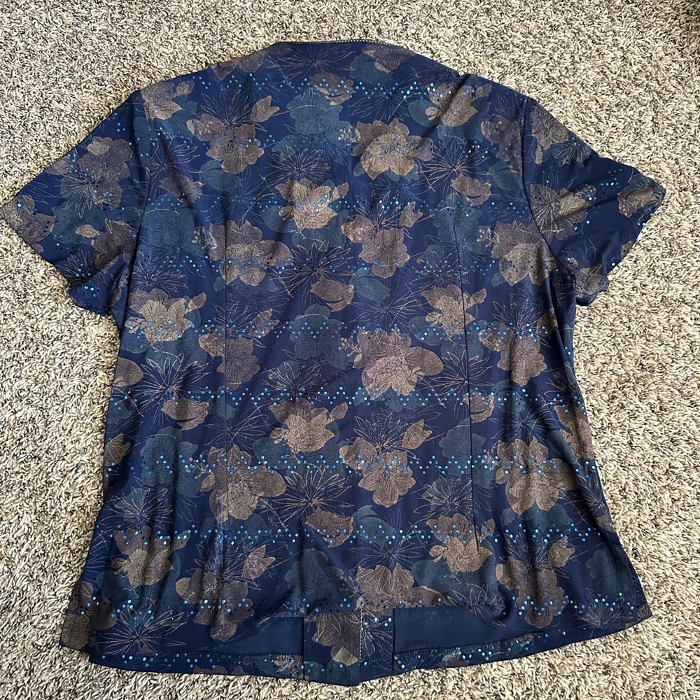 blouse - Picture 2 of 3